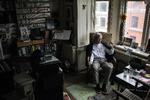 Ligesom James Joyce, der våger fra sit foto på radiatoren i karnappen, leger TS Høeg med sproget i sine bøger. 