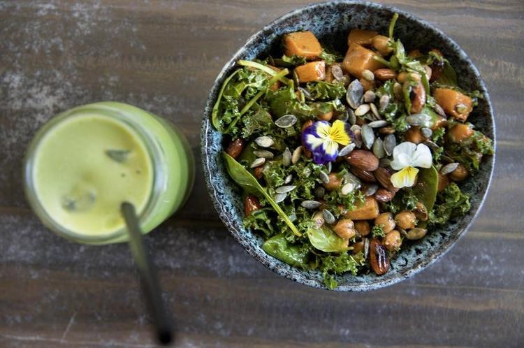 Salat med butternutsquash, grønkål og kikærter indrammet af en bittersød tahindressing til en pris af 62 kroner. 