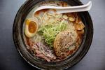 Der er vel næppe en bedre årstid end denne til at slubre rygende varm japansk ramen. Som for eksempel på Papa Ramen eller Ramen To Biiru.  