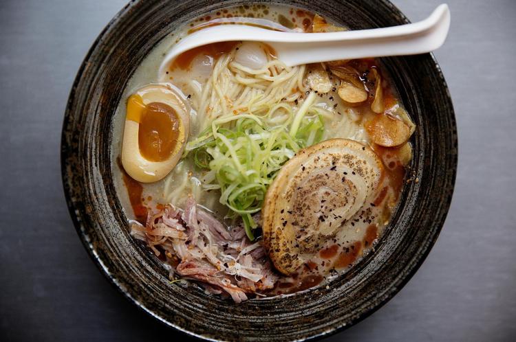 Der er vel næppe en bedre årstid end denne til at slubre rygende varm japansk ramen. Som for eksempel på Papa Ramen eller Ramen To Biiru.  