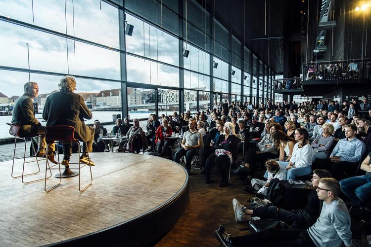 Tidligere har kulturpersonligheder som Jørgen Leth og Morten Kirkskov stillet op til ordsalon i Skuespilhusets foyer. 
