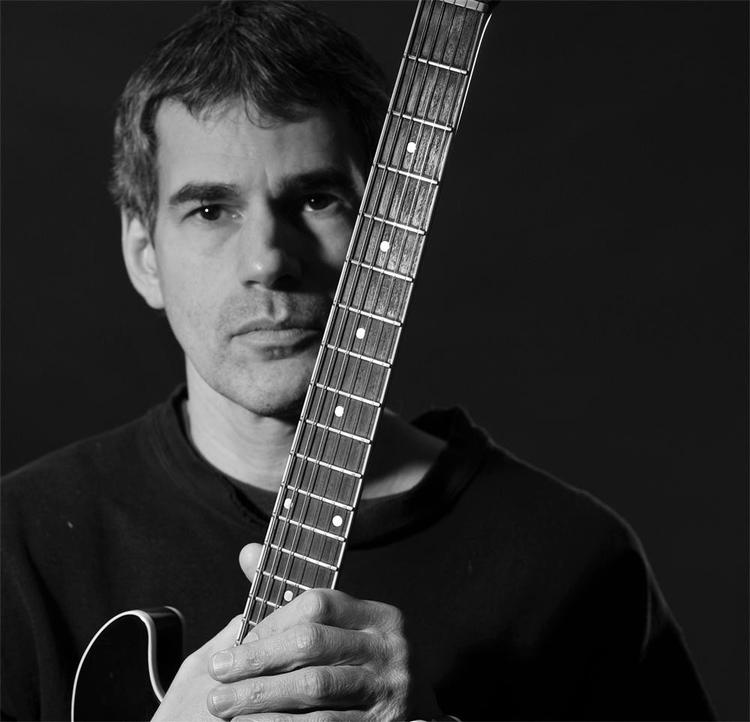 En af tidens største jazzguitarister, Ben Monder, var med til at gøre David Bowies svanesang ’Blackstar’ til en stemningsrig oplevelse. 