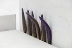 Lea Porsager har placeret 137 lilla tungelignende skulpturelementer i sprækkerne Museum for Kunst i den Offentlieg Rum – som en kælende, men nærmest aggressiv erotisk gestus  
