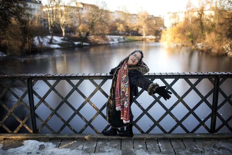 Marilyn Mazur på broen i Ørstedsparken tæt på Torvehallerne, hvor hun godt kan lide at handle. 