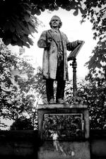 I Østre Anlæg kan du hilse på Niels W. Gade - vel og mærket som statue.  