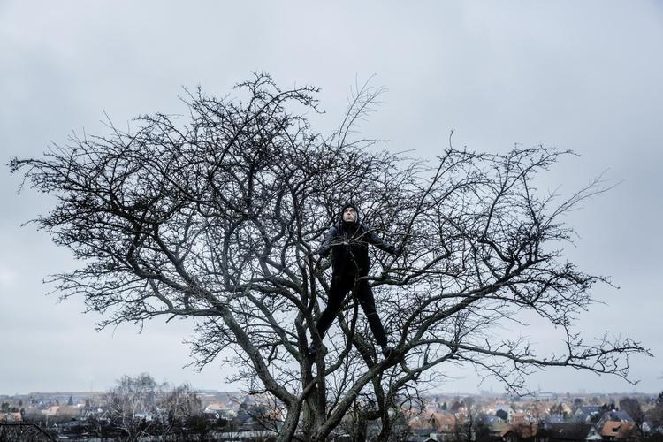 Halfdan Pisket er delvist vokset op på Christiania, hvor hans far boede. Han har blandede minder derfra, men ville altid vise stedet til gæster fra udlandet. 