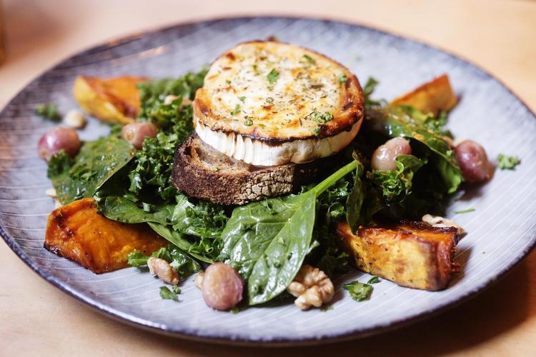 Den lille café tæt på Rådhuspladsen og Strøget serverer gedigne, appetitlige retter og virkelig gode kager – som eksempelvis en galette des rois. 