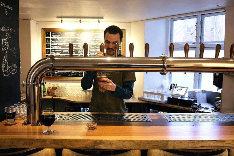 Nørrebros nye ølbar har et hyppigt skiftende udvalg, men er især stærk ud i bryg med høje procenter. Husets øl – en Imperial Stout – holder f.eks. 8,5 %. 