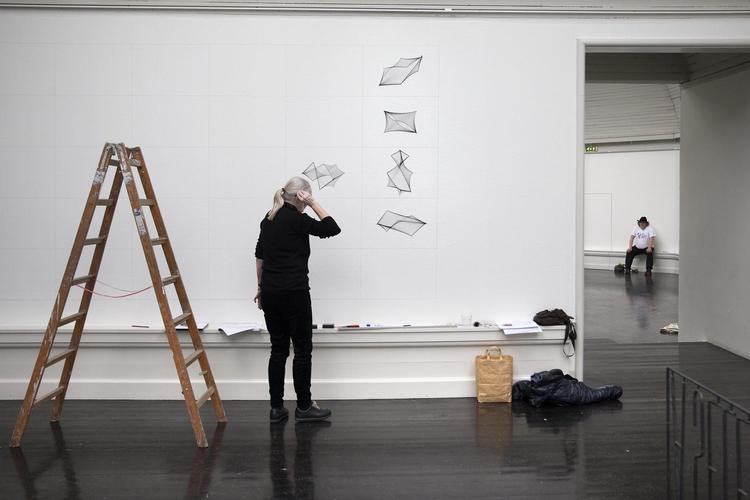 Jette Høy kæmper for at få alle sine hårnet sat op i tide inden ferniseringen fredag. 