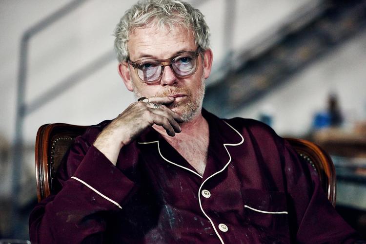 Simon er kongen af den danske kunstscene – excentrisk, succesfuld, velhavende med en smuk kone og en ung elskerinde. Livet er smukt, lige indtil den dag hans ukendte søn Casper dukker op. 