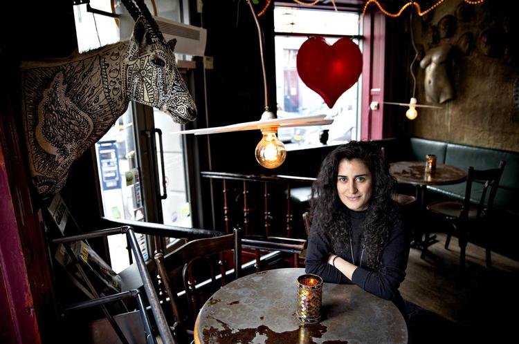 Özlem Saglanmak kan godt lide den lidt brune, mærkelige og småuhyggelige stemning med de udstoppede dyr på sin stamcafé, Bankeråt, i Nansensgade. 