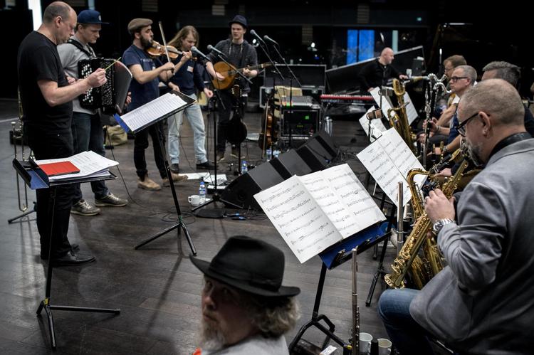 Folk møder jazz, når Basco og DR Big Band spiller sammen. 