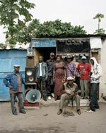 Medlemmerne af Konono No. 1 bor i Congos hovedstad, Kinshasa, og er man heldig, kan man komme til at høre dem optræde til et lokalt bryllup eller en begravelse. Ordet konono betegner blandt andet den kropsstivhed, der indtræffer, når en person dør. 