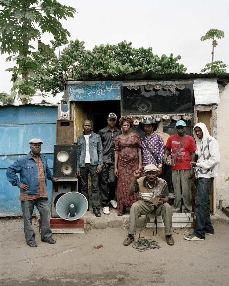 Medlemmerne af Konono No. 1 bor i Congos hovedstad, Kinshasa, og er man heldig, kan man komme til at høre dem optræde til et lokalt bryllup eller en begravelse. Ordet konono betegner blandt andet den kropsstivhed, der indtræffer, når en person dør. 