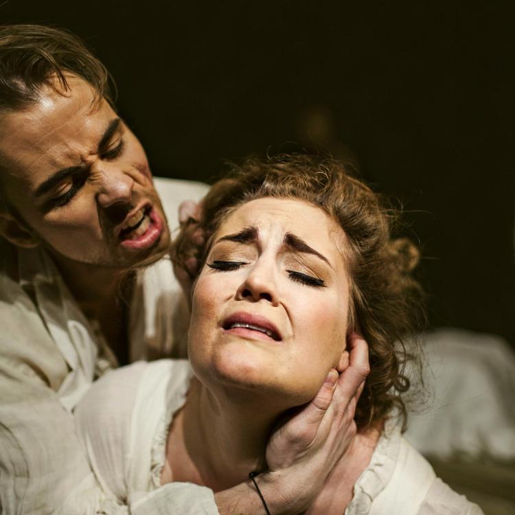 Det går hårdt for sig i lyd og billeder i 'The Rape of Lucretia'. 