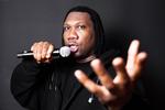 Som en af hiphoppens giganter har KRS-One en stormende slagkraft i stemmen, der kan råbe gadens parlament op og omdanne en koncertsal til en kirke, skriver Simon Lund. 