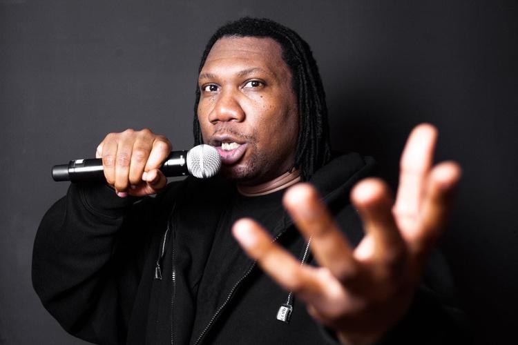 Som en af hiphoppens giganter har KRS-One en stormende slagkraft i stemmen, der kan råbe gadens parlament op og omdanne en koncertsal til en kirke, skriver Simon Lund. 