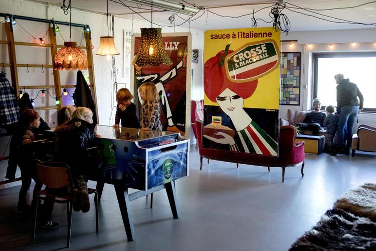 Baglokalet er delt op i et alrum med bl.a. bordfodbold og en cafédel. Lige udenfor er der indhegnede boldbaner, hvor børnene kan løbe rundt nærmest uden opsyn. 