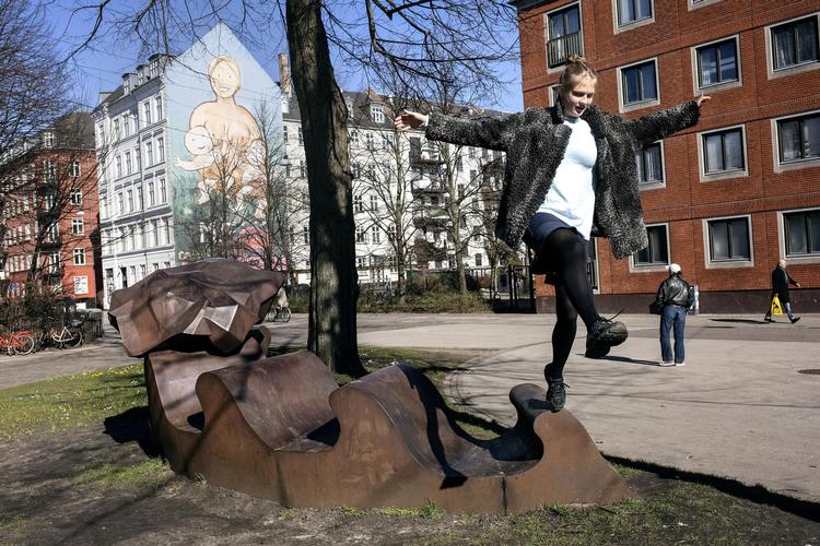 Emma Holten synes København er en velduftende by. Når hun har udenlandsk besøg køber hun en six pack øl og tager sine gæster med på kanalrundfart. Det er nemlig noget hun synes, er helt unikt for København.  