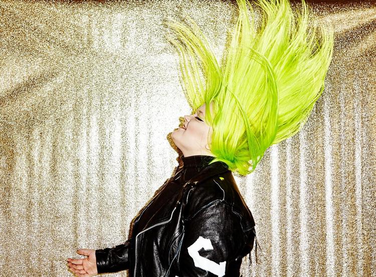 Popstjerne Alma med det neongrønne hår og den vilde stil laver sange, som bliver hængende i hovedet. På fredag kan du opleve hende i Pumpehuset.  