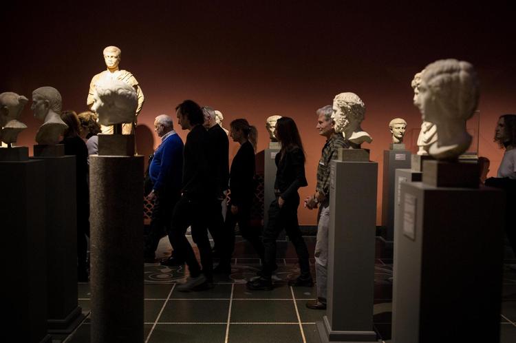 ’Mænd’ er temaet for Glyptotekets aften med musik, foredrag og særomvisninger. Ibyens udsendte og hans ven får noget at tænke over, men er noget skuffede over umandigt små øl og madportioner. 