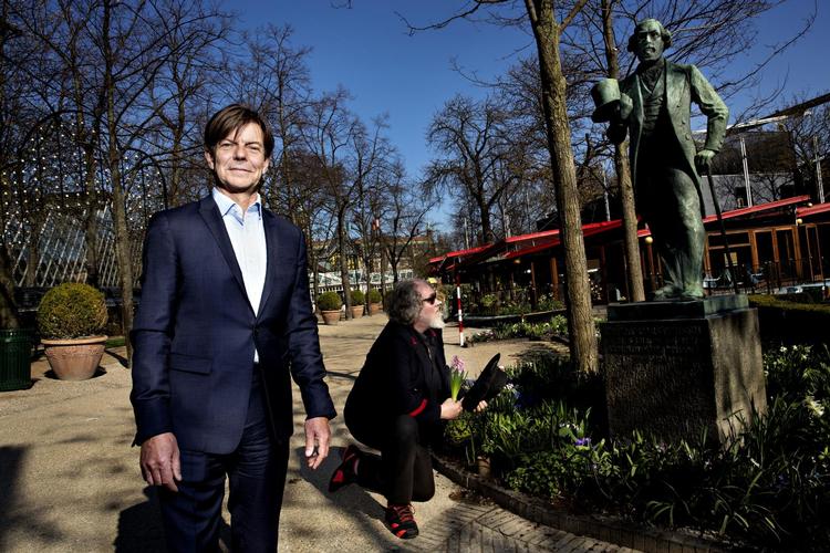 Tivolis direktør Lars Liebst (forrest) forvalter og forandrer arven efter Georg Carstensen, som han ynder at citere for ordene "Tivoli bliver saa at sige aldrig færdigt".  