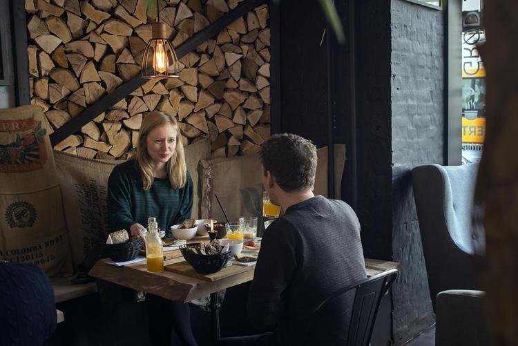 Tidens modebrunch serveres, så hver ret er i egen skål. Det er appetitligt – også hos Little Birds. Men brødkurven er en ommer. 