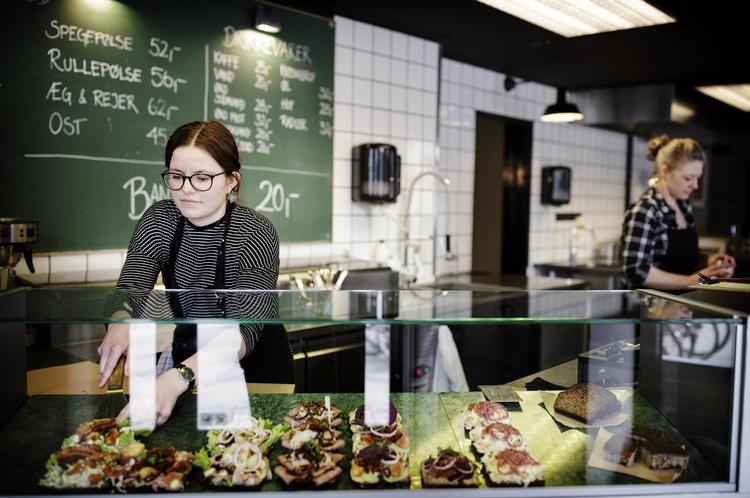 Stilmæssigt ligger smørrebrødet et sted mellem kaffebar og Aamanns. Dog tættest på sidstnævnte. 