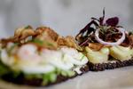 Smørrebrødet er en nationalspise og heldigvis kan vi nu være bekendt at tage en udlænding med ud at spise det. 
 Miriam Dalsgaard
