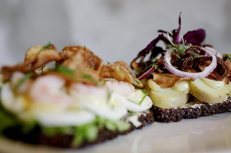 Smørrebrødet er en nationalspise og heldigvis kan vi nu være bekendt at tage en udlænding med ud at spise det. 
 Miriam Dalsgaard