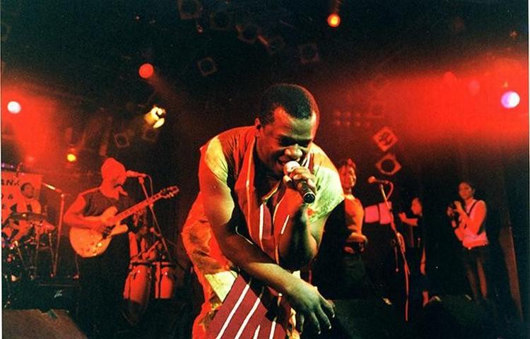 Fredag aften kan man opleve Dele Sosimi, en af grundlæggerne af den vestafrikanske afrobeat, når han lægger vejen forbi spillestedet Global Copenhagen. 
