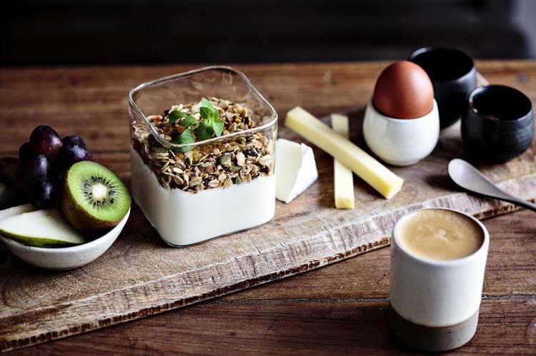 Brunchbrættet er i den knappe ende, men ægget er perfekt kogt, og grøden på gryn, sojamælk og chiafrø er både nøddeagtig, mild, knaset, sød og syrlig. 