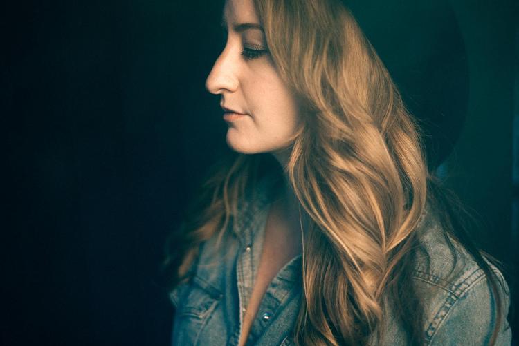 For at få råd til at indspille sin debutplade pantsatte Margo Price bl.a. sin vielsesring. Heldigvis blev albummet en så stor succes, at hun siden har kunnet købe ringen tilbage. 