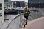 Mikkel Borg Bjergsø løber ofte hen over Cykelslangen ved Fisketorvet. Men han er træt af de mange kommentarer, som han ofte får fra cyklister, der føler, at de ejer hele byen. 