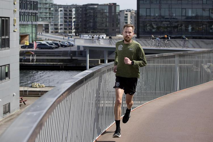 Mikkel Borg Bjergsø løber ofte hen over Cykelslangen ved Fisketorvet. Men han er træt af de mange kommentarer, som han ofte får fra cyklister, der føler, at de ejer hele byen. 