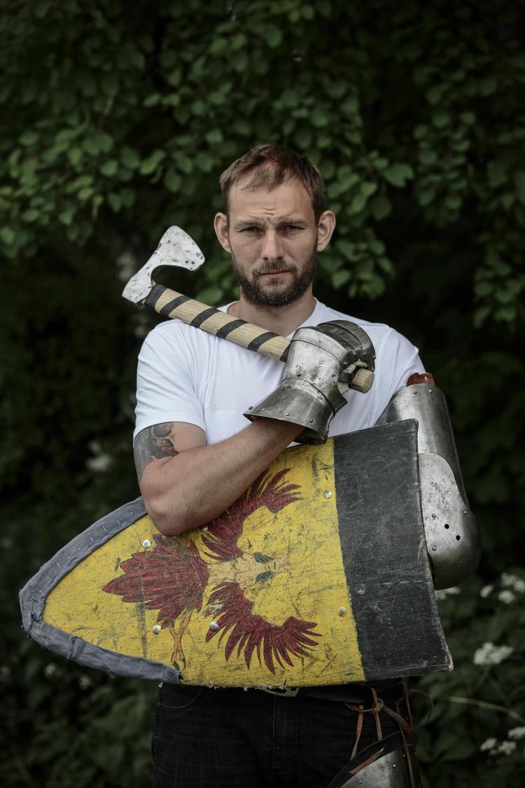 »Hende her, hun er en sirene. Hun har stålkant, så jeg kan slå med hende. Som i myterne, hvor sirener forfører og lokker unge mænd i fordærv, og når de så er tæt nok på – så æder hun dem«. 