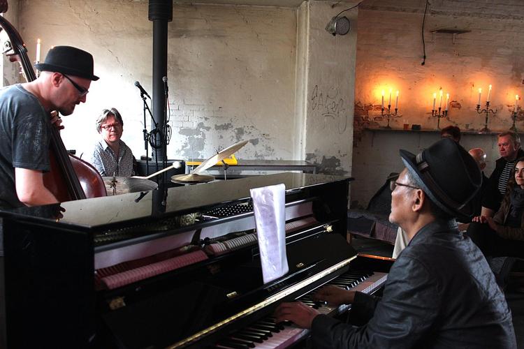 Der kan lige nøjagtigt knibes 50 personer ind foran scenen på spillestedet 5e, hvor man kan lægge øre til alt fra bebop til hiphop. 