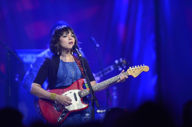 Amerikanske Norah Jones er aktuel med sit sjette album 'Day Breaks', som hun bl.a. optræder med i Tivolis Koncertsal 15. juli.  