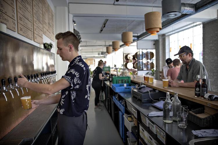 Det er mikrobryggeriet To Øl, som står bag Brus, hvor de skænker velsmagende øl og drinks og serverer suveræn barmad.  Arkivfoto Jacob Ehrbahn