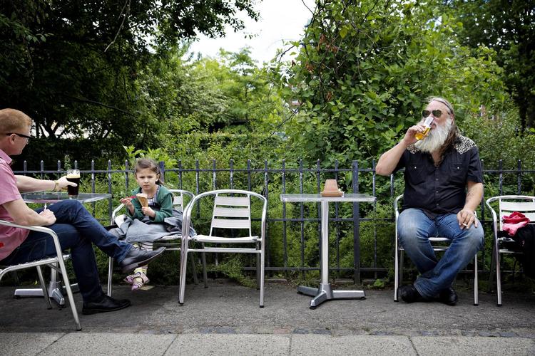 Uffe ’Guf’ Lorenzen, bedre kendt som Lorenzo Woodrose, spiller både solo og som frontfigur i Baby Woodrose på Roskilde Festival. Og så er det ellers hjem til side-gesjæften som bartender. 