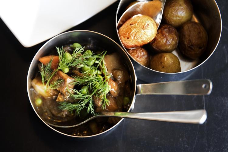 Kalvefrikasse er ikke bare vintermad; det går også fint om sommeren. Dog helst uden nelliker, som Det Simrer på Østerbro havde kommet i. 