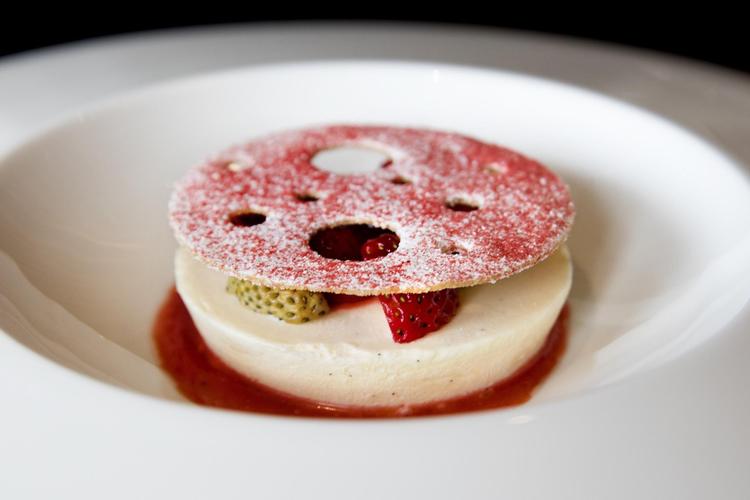 Dansk-franske Yves Le Lay runder sin store menu af med en personlig, frisk fortolkning af sommerklassikeren koldskål.  