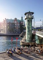 Når Noma inviterer til uformel sommermiddag under åben himmel, behøver gæsterne ikke være bange for aflysning på grund af regn. Knippelsbro giver ly for nedbør. Her ses et foto fra et tidligere arrangement under Knippelsbro, nemlig popup-middag hos Knipps Kaj Vinbar. 