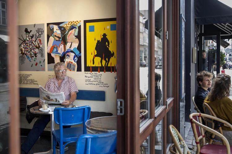 Leif Sylvester elsker at se på det liv, der går forbi, når han sidder på café. »Jeg kan godt lide travlheden omkring en, mens man selv føler, man sidder på en øde ø«, siger Sylvester, der både er kunstmaler, grafiker, musiker og skuespiller. 