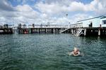 Man kan vælge at svømme inde i Helgolands firkant eller under en af de over 600 pæle, badeanstalten hviler på, og direkte ud i Øresund. 