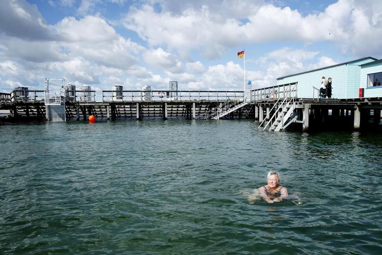 Man kan vælge at svømme inde i Helgolands firkant eller under en af de over 600 pæle, badeanstalten hviler på, og direkte ud i Øresund. 