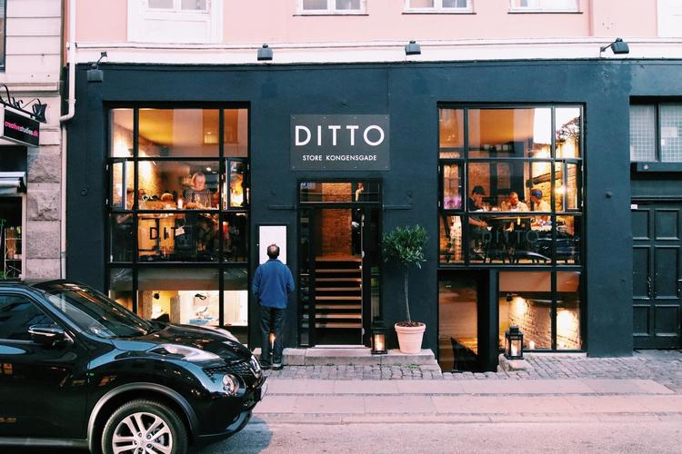 Folkene bag Ditto synes, meget sympatisk, at deres gæster skal lære at drikke drinks til maden, og har i stedet for den klassiske vinmenu kreeret en cocktailmenu 