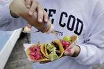 Engang skulle man spejde længe efter en god, blød taco i København. Sådan er det ikke længere. Denne trio er fra Yuca Taco. 