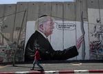 Et stort vægmaleri viser Trump i stort format på Vestbredden, hvor han drømmer om at bygge en stor, stor mur. Foto: AP/Nasser Nasser
     