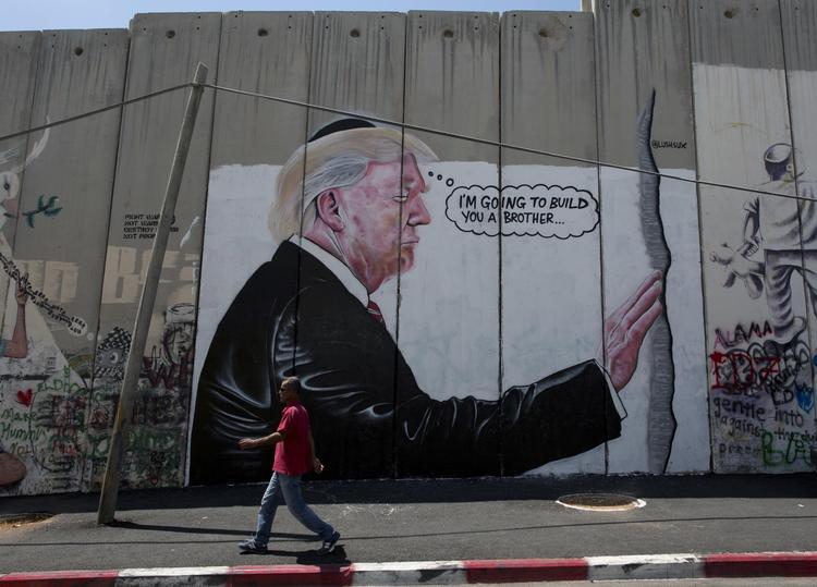 Et stort vægmaleri viser Trump i stort format på Vestbredden, hvor han drømmer om at bygge en stor, stor mur. Foto: AP/Nasser Nasser
     